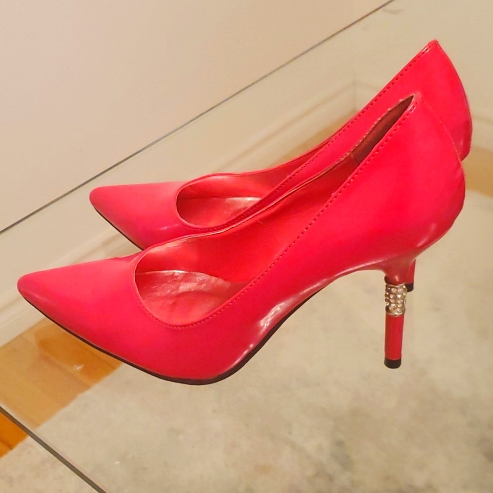 Fairly used , Lechateau, Fushia Size 9 pump